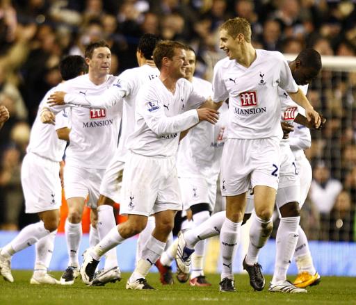 男子下棋时吸烟不慎引燃衣物