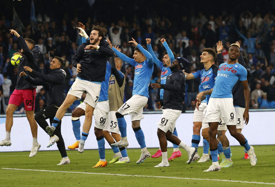 手感火热！里夫斯半场8中6贡献19分5篮板