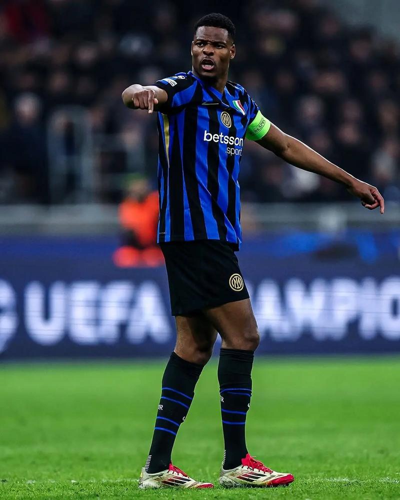 莱万+拉菲尼亚=欧洲最强双人组！合计狂轰46球（莱万携手拉菲尼亚，欧洲最强双星合计攻入46球）