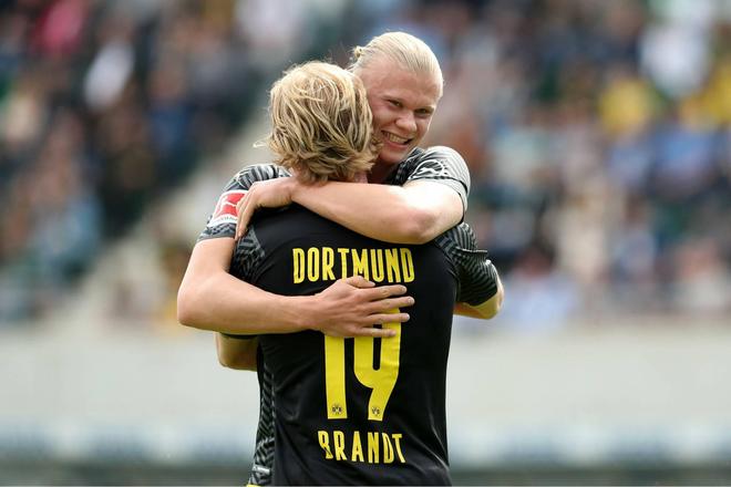 古德利晒防守贝林厄姆照片，后者调侃：抱得太紧了兄弟🤣❤️（古德利晒与贝林厄姆对抗照，贝林厄姆打趣：兄弟，你抱得太紧了🤣❤️）