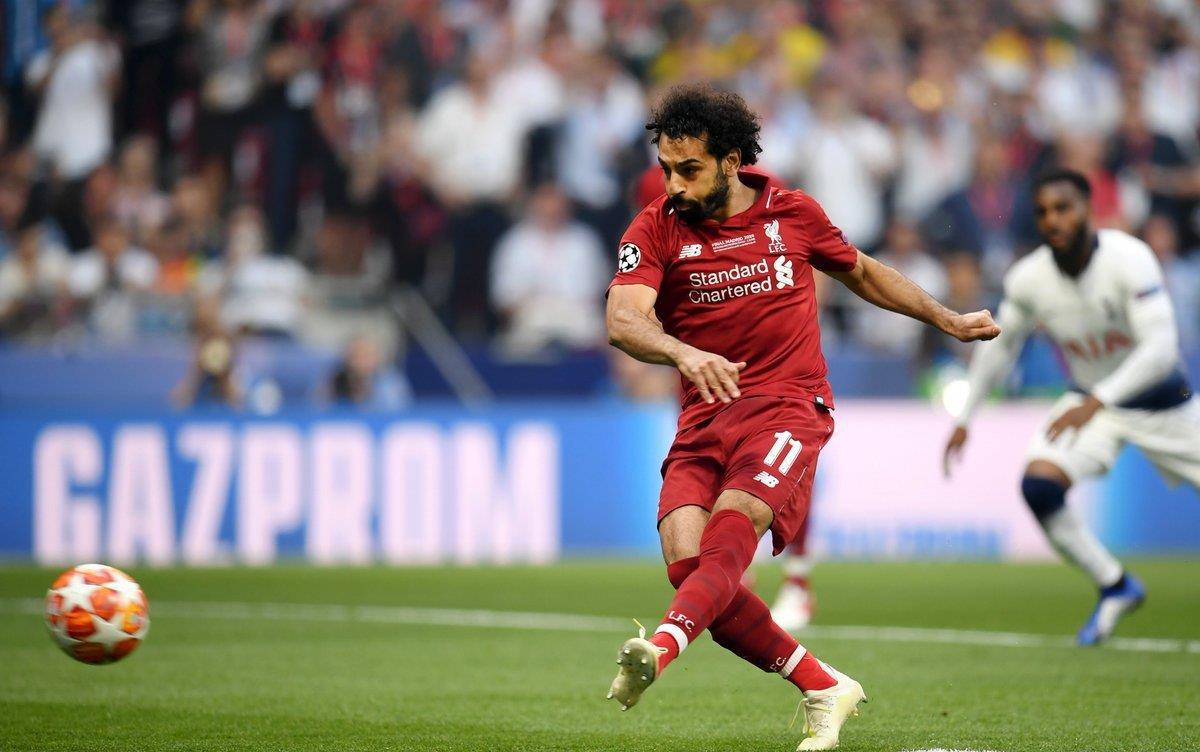 出席白宫晚宴后，C罗与美国防务部长合影