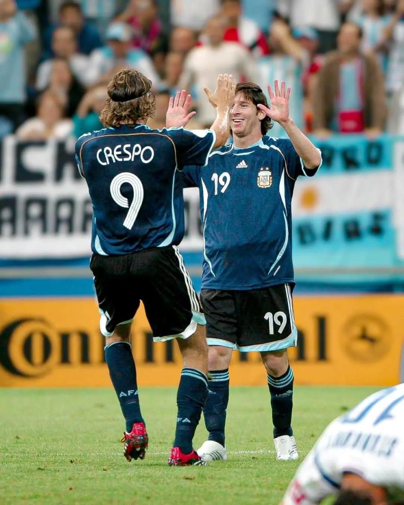 罗马诺：AC米兰已与科斯蒂克谈妥个人条款，转会费谈判顺利（罗马诺：AC米兰与科斯蒂克已就个人条款达成一致，转会费谈判进展良好）