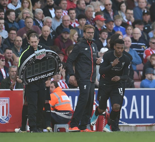 皇马在国家德比后失利，阿隆索面临下课危机，巴萨趁机领跑，西甲争冠形势严峻。（皇马德比败北阿隆索帅位告急，巴萨趁势领跑，西甲争冠白热化）